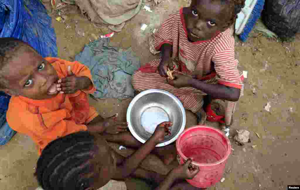 Anak-anak pengungsi Somalia menikmati sarapan mereka di kamp Sayyidka di distrik Howlwadag, di selatan ibukota Somalia, Mogadishu.