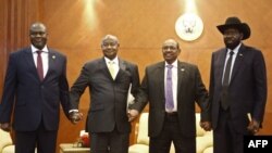 Le président sud-soudanais Salva Kiir et son rival Riek Machar avec le président ougandais Yoweri Museveni et le président soudanais Omar al-Bashir à Khartoum, le 25 juin 2018.