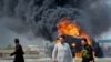 当地时间8月21日，北约油罐车在巴基斯坦西北部遇袭起火，已致至少两人死亡。图为巴基斯坦安全官员正在起火地视察。