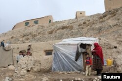 افغانستان میں بہت سے لوگوں کو موسم کی شدت سے بچنے کے لیے چھت میسر نہیں ہے۔