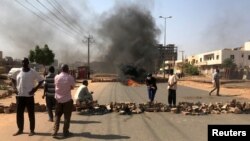 Protesters block a road during what the information ministry calls a military coup in Khartoum, Sudan, October 25, 2021. (REUTERS/Mohamed Nureldin Abdallah)