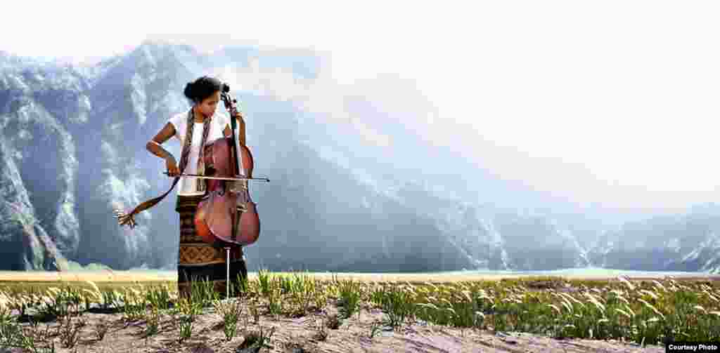 Seorang perempuan memainkan alat musik cello di kawasan Gunung Bromo, Jawa Timur (Foto dikirim oleh Alland Dharmawan/Indonesia untuk Kontes Foto VOA).