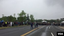 Hundreds of scientists and supporters march in Washington, DC, as part of rallies in 600 cities worldwide in the face of what they see as a growing political assault on verifiable information, Washington, DC, April 22, 2017. (Photo: C. Presutti‏/VOA)