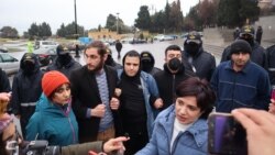 Jurnalistlər Milli Məclisin binası qarçısında etiraz aksiyası keçirib