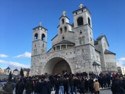 Nekoliko stotina osoba okupilo se ispred Sabornog Hrama vaskrsenja Hristovog u Podgorici, noseći crkvene i srpske zastave, Crna Gora, 26. decembra 2019. (Foto: Predrag Milić, VoA)