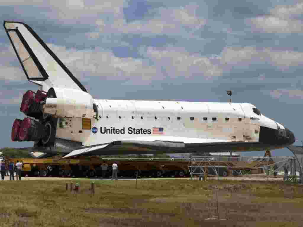 El transbordador espacial Atlantis, OV-104, se prepara para su lanzamiento desde el Centro Kennedy de la NASA en Florida.