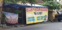 Tenda dan identitas warung makan di Solo menyajikan kuliner dari daging anjing, Jumat, 6 Desember 2019. (Foto : VOA / Yudha Satriawan)