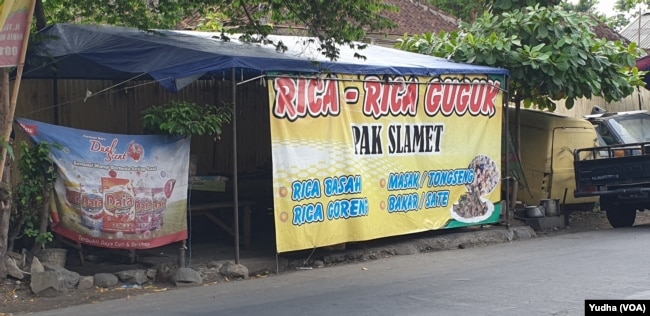 Tenda dan identitas warung makan di Solo menyajikan kuliner dari daging anjing, Jumat, 6 Desember 2019. (Foto : VOA / Yudha Satriawan)