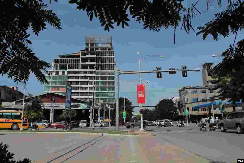 A tall building being built on Mao Tse Toung Boulevard in Phnom Penh, September 27, 2014. (Nov Povleakhena/VOA Khmer) 