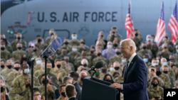美国总统拜登在英国萨福克郡的米尔登霍尔皇家空军基地向驻扎在那里的美国军人发表讲话。（2021年6月9日）