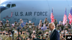 Rais Joe Biden akiongea na wajumbe wa Marekani huko RAF Mildenhall, Suffolk, Uingereza, Juni 9, 2021, baada ya kuwasili Ulaya ili kukutana na washirika wa Marekani na Rais wa Russia Vladimir 
