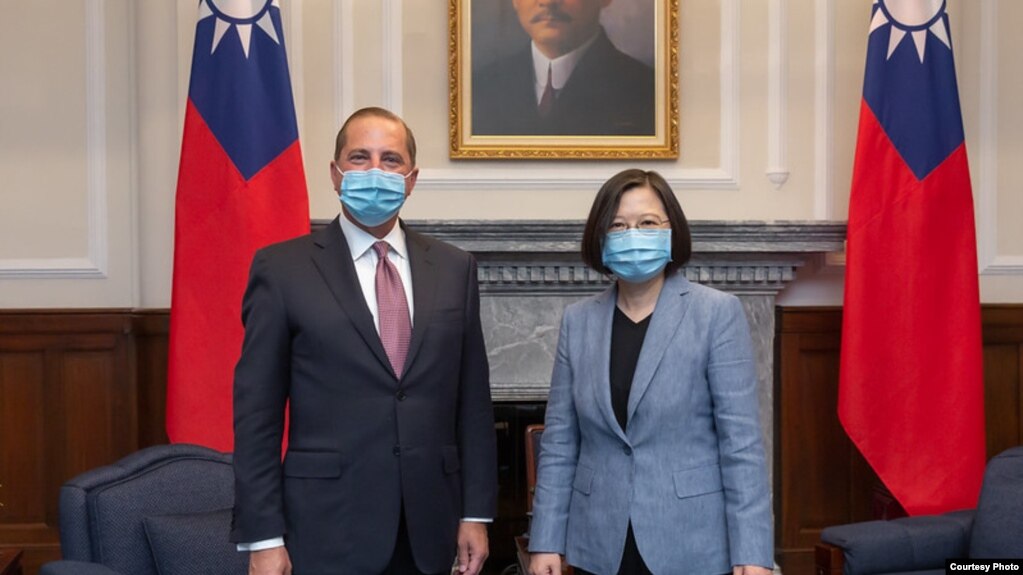 Presiden Taiwan Tsai Ing-wen (kanan) bertemu dengan Menteri Kesehatan AS Alex Azar di Kantor Kepresidenan di Taipei, Taiwan, Senin, 10 Agustus 2020.