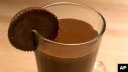Segelas minuman cokelat panas, yang menurut penelitian dapat meningkatkan aliran darah ke otak. (AP/Larry Crowe)