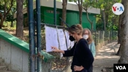 Una ciudadana ubica su cédula en el centro de votación que le corresponde sufragar en las elecciones regionales de 2021. 