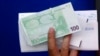 ARHIVA, ILUSTRACIJA - Novčanica od 100 evra (Foto: Reuters/Yannis Behrakis)