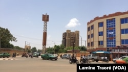 Une avenue principale à Ouagadougou, Burkina, le 7 mai 2019. (VOA/Lamine Traoré)