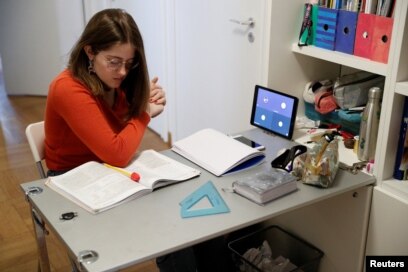 Lavinia Tomassini, 14, menggunakan iPad-nya untuk mengikuti kelas bahasa Prancis online. (Foto: Reuters)