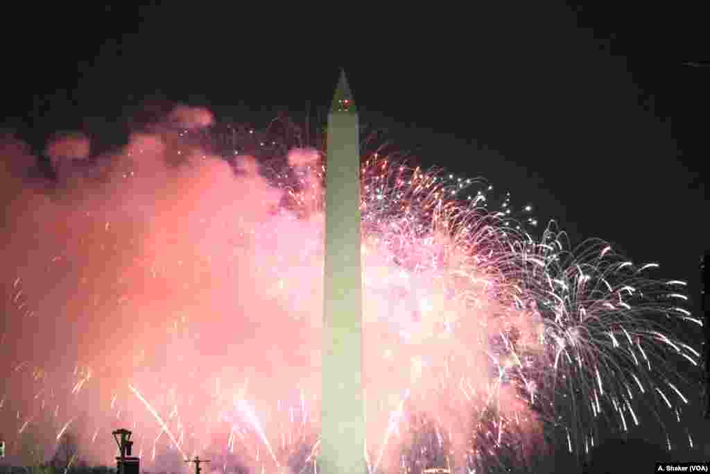 Pertunjukan kembang api di atas Monumen Washington selama konser inaugurasi kepresidenan di Washington, D.C. (19/1).