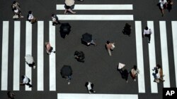 Para pejalan kaki menyebrang jalan di Tokyo, 2 JUli 2020. 