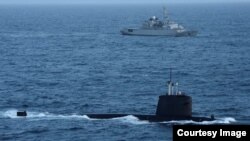 法国国防部长在推特上公布的照片显示法国核潜艇在南中国海巡逻。