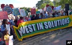 Protesters gather outside the White House in Washington, June 1, 2017, to protest President Donald Trump's decision to withdraw the Unites States from the Paris climate change accord.