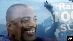 Waunga mkono wa Rais Joseph Kabila wakisheherekea na bango lenye picha ya rais huyo.