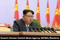 Lãnh tụ Bắc Triều Tiên Kim Jong Un phát biểu tại Đại hội đảng Lao động ở Bình Nhưỡng, ngày 6/5/2016. Ông kim tuyên bố nước ông là một quốc gia hạt nhân nhưng ông nói thêm là ông tự chế không sử dụng vũ khí hạt nhân trừ khi chủ quyền Bắc Triều Tiên bị xâm phạm.