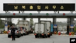 South Korean vehicles leave for South and North Korea's joint Kaesong Industrial Complex at the customs, immigration and quarantine office of the Inter-Korean Transit Office near the border village of Panmunjom, which has separated the two Koreas since the Korean War, in Paju, north of Seoul, South Korea, July 15, 2013.
