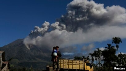 Gunung Sinabung Meletus Penduduk Mengungsi