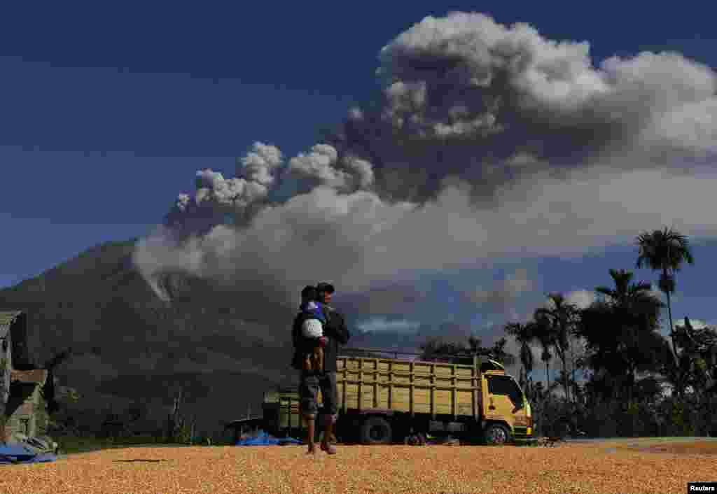 ماؤنٹ سینابنگ آتش فشاں کو انڈونیشیا کے متحرک آتش فشانوں میں گنا جاتا ہے۔ 