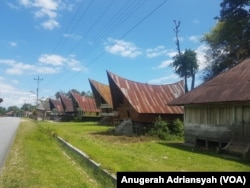 Rumah-rumah penduduk di Kecamatan Nainggolan, Pulau Samosir, Danau Toba, Sumatra Utara. (Foto: VOA/Anugerah Adriansyah)