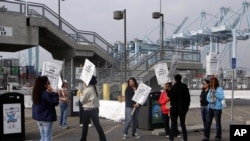 La huelga de los empleados administrativos se inició el pasado martes y la industria urge a que lleguen a un acuerdo.