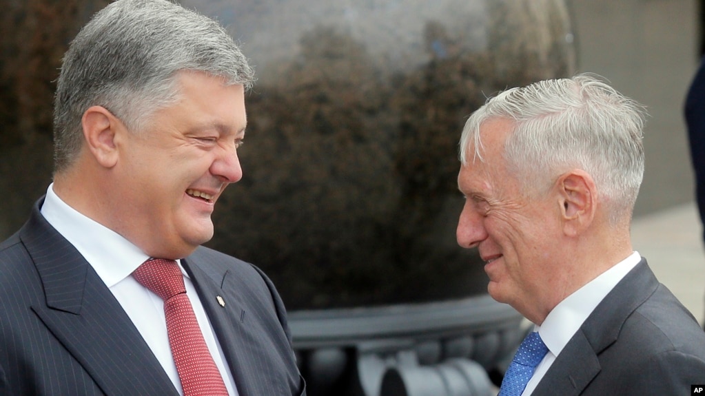 美国国防部长马蒂斯(右)与乌克兰总统波罗申科