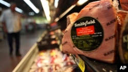 ໝູແຮມຜະລິດໂດຍບໍລິສັດ Smithfield Foods ຂາຍຢູ່ໃນຮ້ານຂາຍເຄື່ອງສັບພະສິນຄ້າ ແຫ່ງນຶ່ງໃນເມືອງ Richardson ລັດເທັກຊັສ. ບໍລິສັດຈີນ Shuanghui International Holdings Ltd. ຕົກລົງໃນວັນພຸດ ທີ 29 ພຶດສະພາ 2013 ວ່າຈະຊື້ Smithfield Foods Inc. ໃນມູນຄ່າ ປະມານ 4 ພັນ 720 ລ້ານໂດລາ