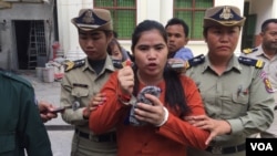 Ms. Tep Vanny, Beung Kok land rights activist, is escorted by police officers at the Appeal Court in Phnom Penh, on Thursday, November 17, 2016. (Kann Vicheika/VOA Khmer)