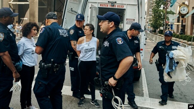 Cảnh sát bắt các nhà hoạt động phong tỏa Đại lộ số 5 trong cuộc biểu tình chống chính sách trục xuất của chính phủ Trump
