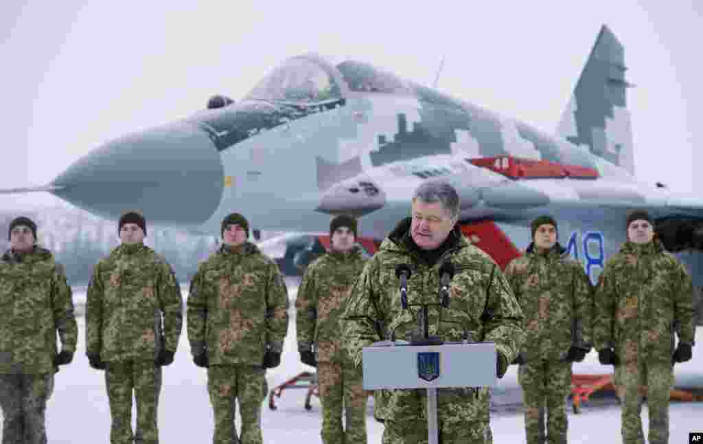 رئیس جمهوری اوکراین در جمع نظامیان با لباس نظامی سخنرانی می کند. یک هفته از تنش بین اوکراین و روسیه گذشته و نظامیان اوکراینی هنوز در بازداشت نیروهای روسی هستند.