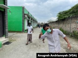 Pengungsi etnis Muslim-Rohinga yang baru tiba di Medan usai dipindahkan dari Aceh Timur dan ditempatkan sementara di Hotel Bukit Panembahen, Kota Medan, Sumatera Utara, Kamis 10 Juni 2021. (Foto: VOA/Anugrah Andriansyah)