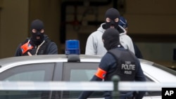 Des policiers en cagoule à l’extérieur d'un bâtiment d’un tribunal, à Bruxelles, Belgique, 24 mars 2016. 
