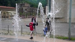 Devojčica u gradu Bilbao u Španiji igra se ispred muzeja Gugenhajm posle delimičnog ukidanja restrikcija za decu, 26. aprila 2020.