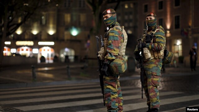 Soldados belgas patrullan las calles en el centro de Bruselas, mientras continúan los cierres y la alerta máxima.