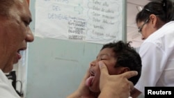Một bệnh nhân bị sốt xuất huyết được chữa trị tại một trung tâm y tế ở Managua, Nicaragua