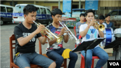 Uth Vicheka, center, practices with other trumpet players at Kolab Primary School on October 7, 2018. (Rithy Odom/VOA Khmer)
