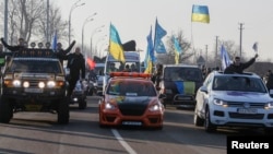 European integration supporters head to a rally near the residence of Ukraine's President Viktor Yanukovych, outside Kyiv, Dec. 29, 2013.