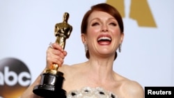 Actress Julianne Moore poses with her Oscar for best actress for her role in "Still Alice" the 87th Academy Awards in Hollywood, California, Feb. 22, 2015.