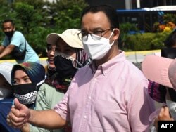 Gubernur DKI Jakarta Anies Baswedan berfoto bersama warga di Jakarta, 1 November 2020. (Foto: AFP)