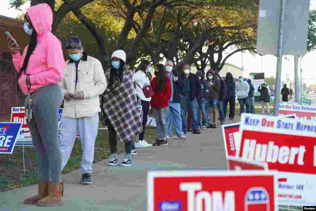 صف رای&zwnj;دهندگان در پشت یک مرکز رای&zwnj;دهی در شهر هیوستن ایالت تکزاس
