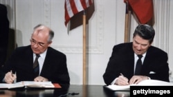 지난 1987년 12월 8일, 미국의 레이건 대통령과 소련의 고르바초프 서기장이 백악관의 이스트룸에서 INF 조약에 서명하고 있다.