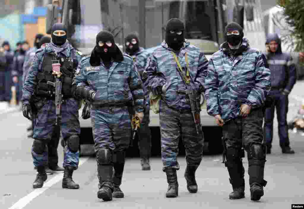 Members of Berkut anti-riot unit prepare to leave their barracks in Kyiv, Feb. 22, 2014. The heads of four Ukrainian security bodies, including the police's Berkut anti-riot units, appeared in parliament and declared they would not take part in any conflict with the people.