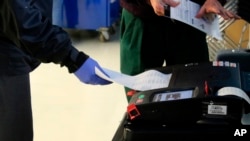 伊利諾伊州芝加哥的選民戴著手套參加提前投票。(2020年3月14日) 